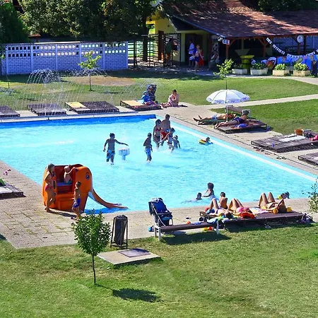 פארק נופש Chatova Osada Family Thermalpark Inclusiv פאטינצ'ה